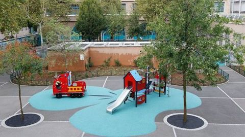 Un projet réalisé dans le cadre du programme Cours oasis à Paris, qui vise à désimperméabiliser la cour des écoles. ©Ville de Paris